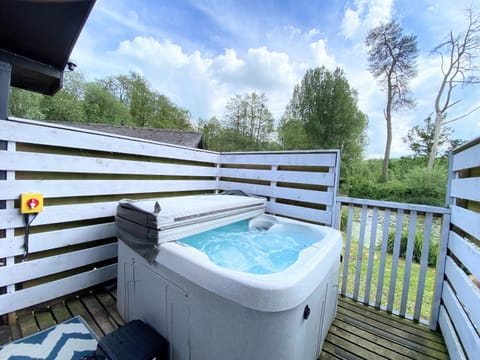 Magpie 2 Hot Tub HuntersMoon-Warminster-Longleat-Wiltshire House in Warminster