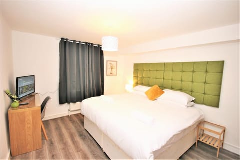 Bed, TV and multimedia, Bedroom