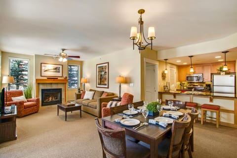Kitchen or kitchenette, Living room, Food and drinks, Seating area, Dining area, Food, flat iron, minibar, pet friendly, stove