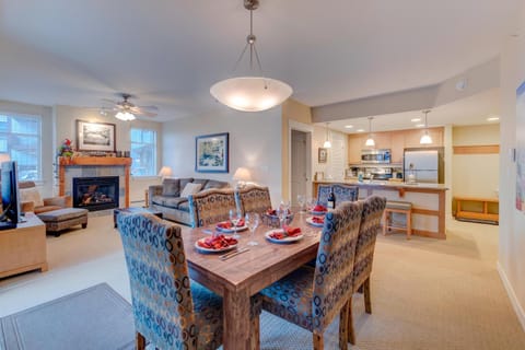 Kitchen or kitchenette, Living room, Dining area