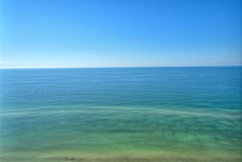 Roomy Oceanfront Condo with Breathtaking View and Beachside Pool - Unit 1906 Apartment in Upper Grand Lagoon