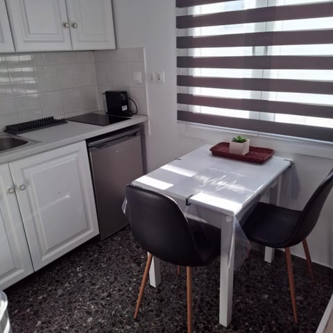 Kitchen or kitchenette, Dining area, stove