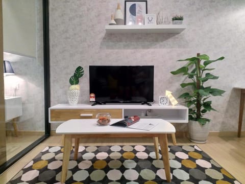 TV and multimedia, Living room, Decorative detail, Seating area