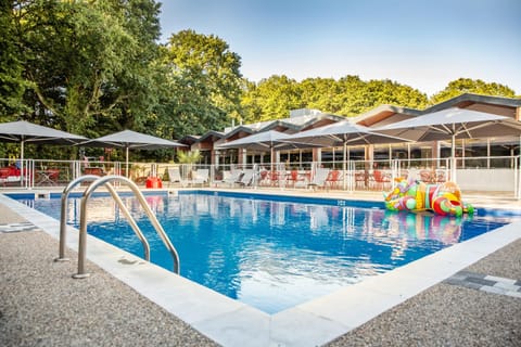 Property building, Patio, Staff, Restaurant/places to eat, Day, Summer, BBQ facilities, Lounge or bar, Pets, Pool view, Swimming pool, Swimming pool, Breakfast, Dinner, Drinks, Alcoholic drinks, Seasons, Sunset, Family, Parking, locker, sunbed, towels, air conditioner