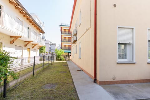 Spring, Neighbourhood