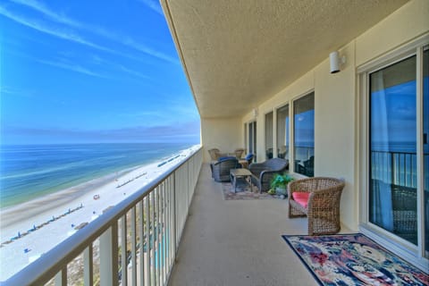 Marvelous Condo with Beachside Pool and Free Poolside WiFi - Unit 0902 Apartment in Upper Grand Lagoon