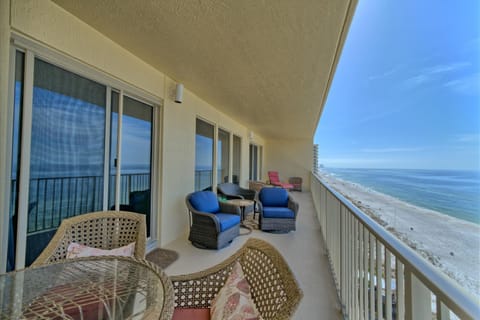 Marvelous Condo with Beachside Pool and Free Poolside WiFi - Unit 0902 Apartment in Upper Grand Lagoon