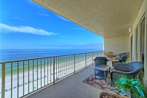 Marvelous Condo with Beachside Pool and Free Poolside WiFi - Unit 0902 Apartment in Upper Grand Lagoon
