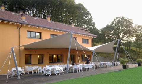 Property building, Patio, Restaurant/places to eat, Entertainment
