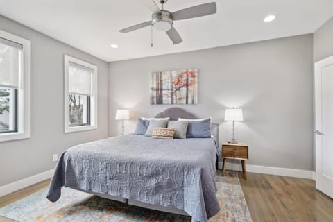 2mi Downtown Hot Tub Balcony 4 King Beds House in Nashville