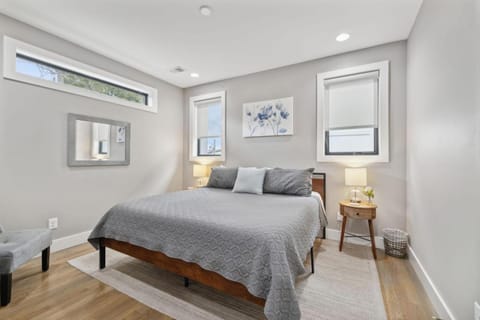 2mi Downtown Hot Tub Balcony 4 King Beds House in Nashville