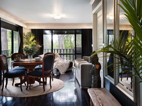Seating area, Dining area