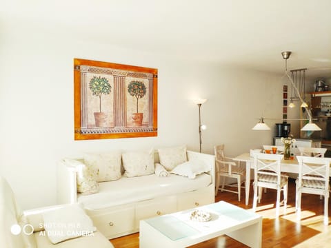 ZUM WOHLFÜHLEN FERIENWOHNUNG FÜR MAX 5 ERWACHSENE und 1 Kind, Schwimmbad vor der Tür, Tiere erlaubt Apartment in Sierksdorf