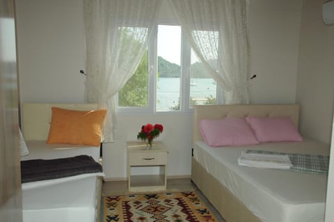 Photo of the whole room, River view