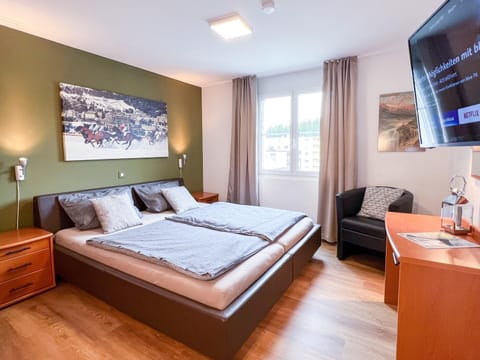 Bed, TV and multimedia, Bedroom