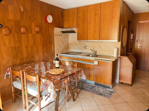 Kitchen or kitchenette, Dining area, stove