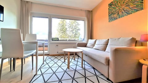 Staff, Natural landscape, TV and multimedia, View (from property/room), Living room, Seating area, Dining area, Evening entertainment, Bedroom, Mountain view, Mountain view, Entertainment, Family, Family