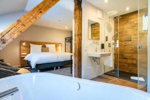 Bed, Bathroom, Photo of the whole room, Bedroom