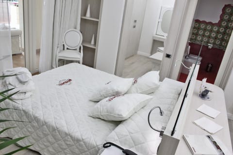 Toilet, Bed, Photo of the whole room, Bedroom