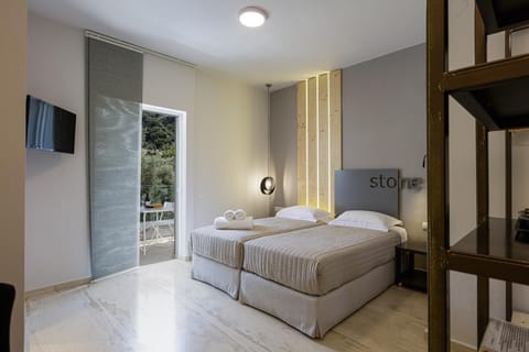 Bed, TV and multimedia, Photo of the whole room, Bedroom