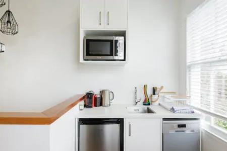 Light-filled Renovated Villa Walk to Ponsonby Road Apartment in Auckland