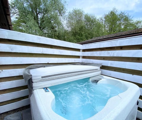 Magpie 5 Hot Tub HuntersMoon-Warminster-Bath-Wiltshire House in Warminster