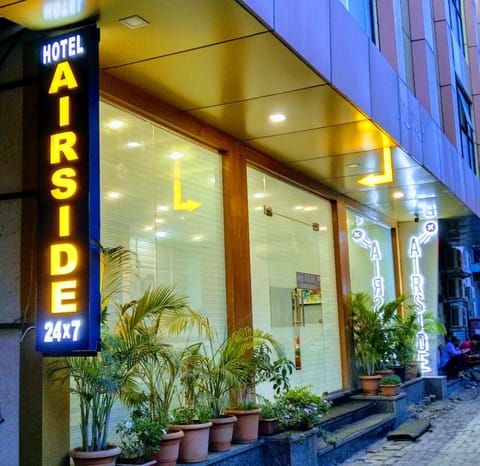 Property building, Facade/entrance, Property logo or sign