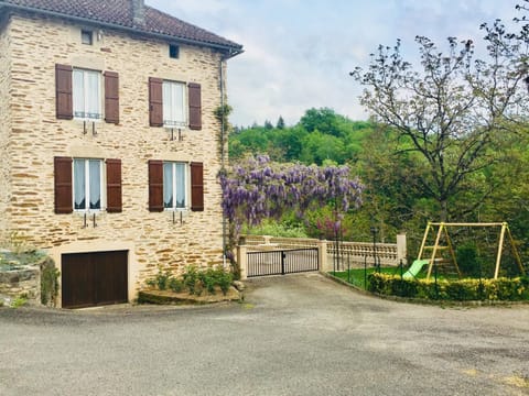 Property building, Garden, Garden view, Parking