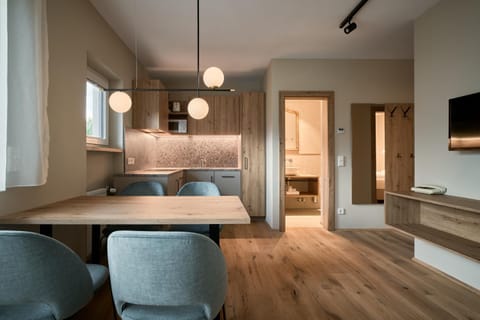 Kitchen or kitchenette, Seating area