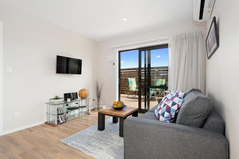 Communal lounge/ TV room, TV and multimedia, Living room, Seating area, Evening entertainment