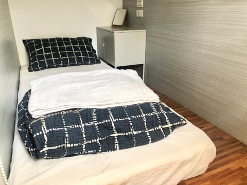Bed, Photo of the whole room, Bedroom, microwave