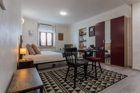Bed, TV and multimedia, Living room, Photo of the whole room, Seating area, Dining area, Bedroom