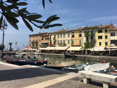 Restaurant/places to eat, Neighbourhood