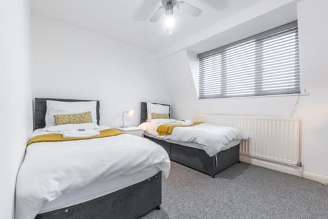 BEST PRICE! LARGE HOME - SMART TV - COMFY BEDS - GARDEN - 4 Single Beds or 2 Doubles! SLEEPS UP TO 4 GUESTS!! Apartment in Portsmouth