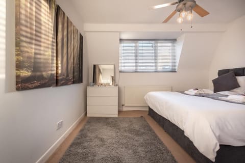 BEST PRICE! LARGE HOME - SMART TV - COMFY BEDS - GARDEN - 4 Single Beds or 2 Doubles! SLEEPS UP TO 4 GUESTS!! Apartment in Portsmouth