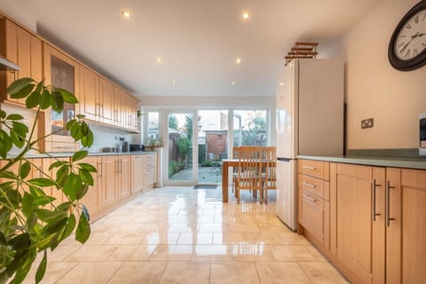 BEST PRICE! LARGE HOME - SMART TV - COMFY BEDS - GARDEN - 4 Single Beds or 2 Doubles! SLEEPS UP TO 4 GUESTS!! Apartment in Portsmouth