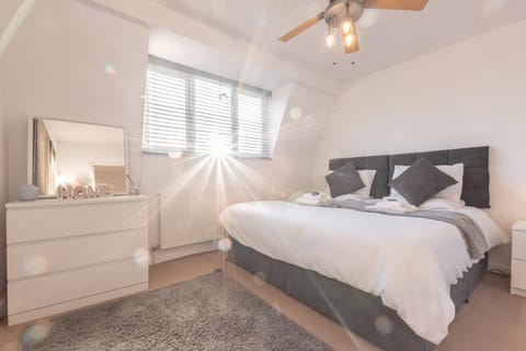 BEST PRICE! LARGE HOME - SMART TV - COMFY BEDS - GARDEN - 4 Single Beds or 2 Doubles! SLEEPS UP TO 4 GUESTS!! Apartment in Portsmouth
