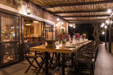 Property building, Lounge or bar, Dining area