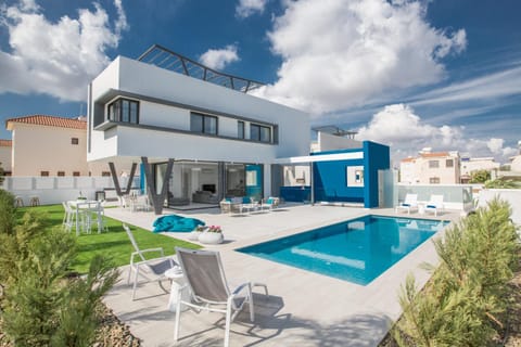 Garden, Seating area, Swimming pool
