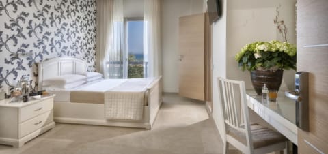 Photo of the whole room, Sea view
