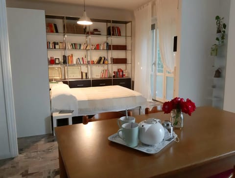 Library, Coffee/tea facilities, Living room, Seating area