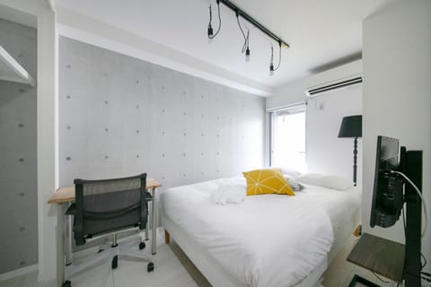Bed, TV and multimedia, air conditioner