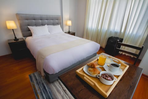 Coffee/tea facilities, Food and drinks, Bedroom, room service