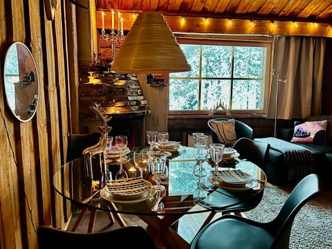 Living room, Food and drinks, Seating area, Dining area, Drinks