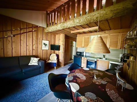 TV and multimedia, Kitchen or kitchenette, Living room, Seating area