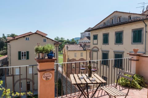 Neighbourhood, Balcony/Terrace, City view, Street view