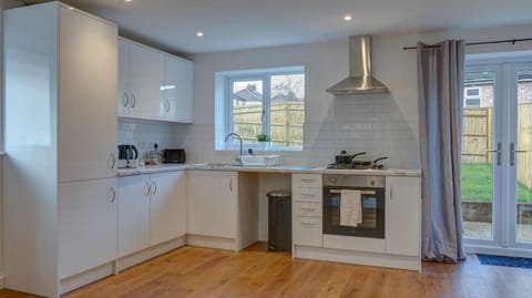 Staff, Food close-up, People, Coffee/tea facilities, Kitchen or kitchenette, Food and drinks, On site, Food, Pets, Pets, Guests, Area and facilities, Meals, Breakfast, Lunch, Dinner, Drinks, Alcoholic drinks, Non alcoholic drinks, young children, older children, group of guests, Family