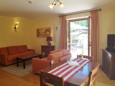 TV and multimedia, Living room, Seating area, Dining area, Evening entertainment