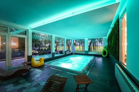 Massage, Sauna, Swimming pool, Swimming pool