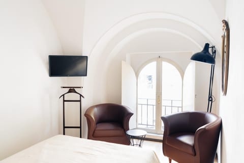 Bed, TV and multimedia, Living room, Photo of the whole room, Seating area, Evening entertainment, Bedroom